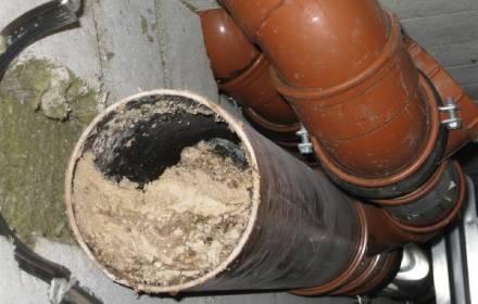 Zatłuszczona rura kanalizacyjna